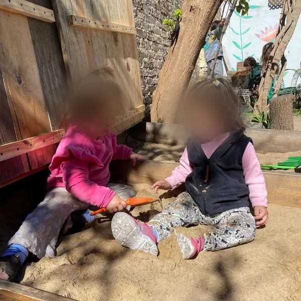 Niños jugando con arena