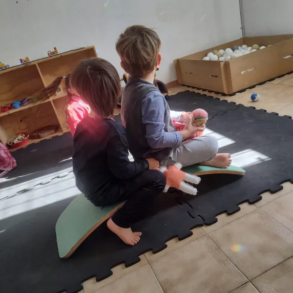 Niños en la tabla de equilibrio