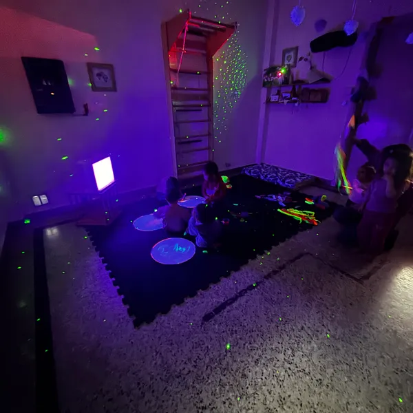 Sala ambientada con luz negra